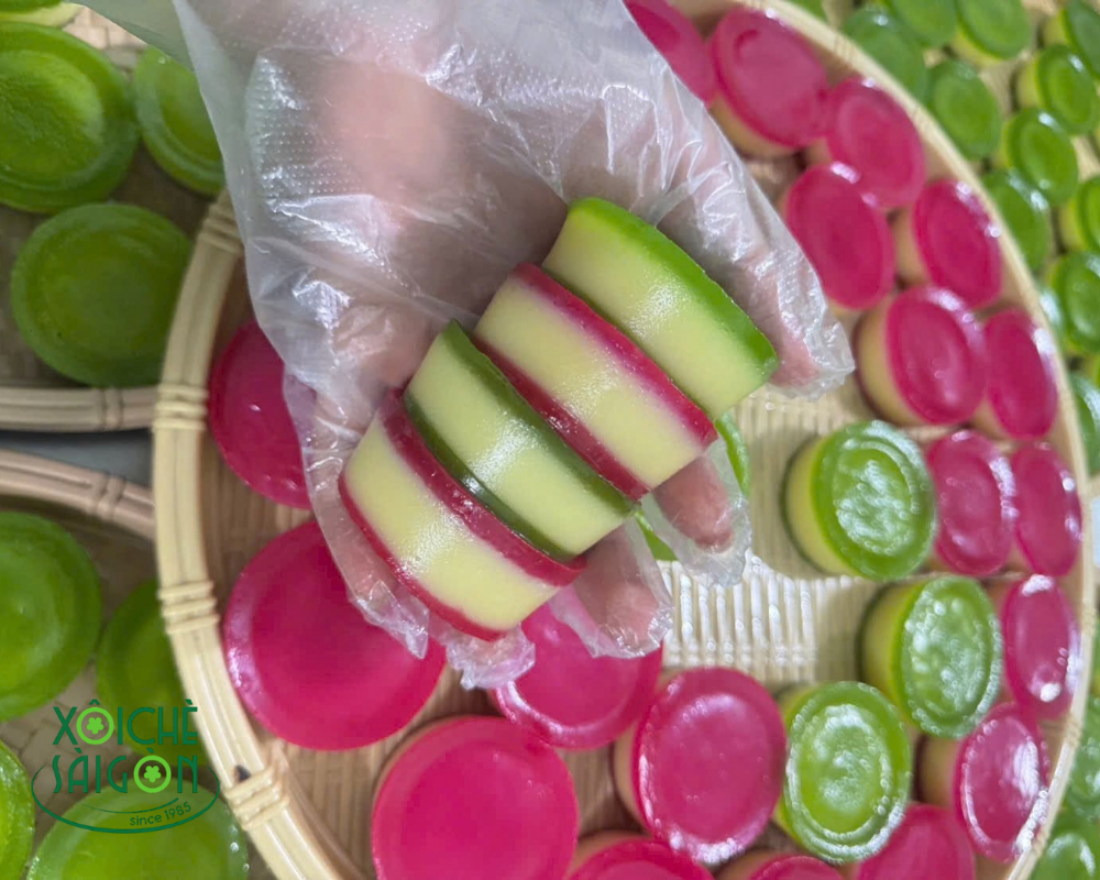 Bánh da lợn mới nóng hổi ra lò liên tục mỗi ngày