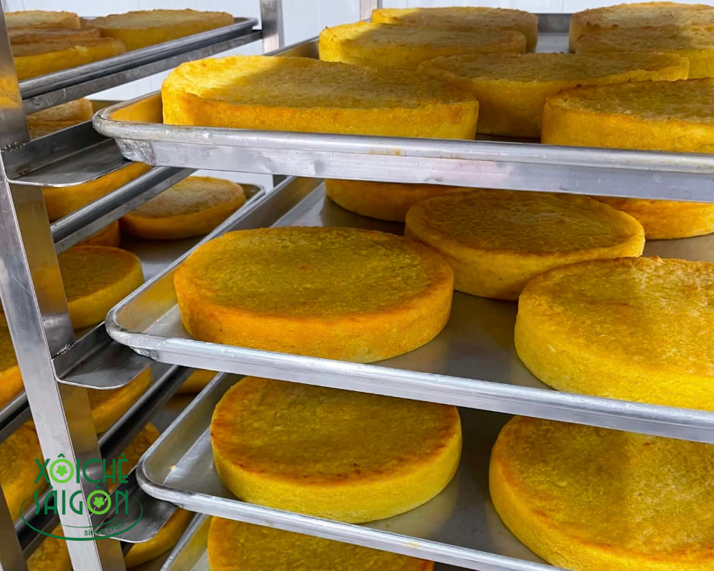 Bánh khoai mì mới nóng hổi ra lò liên tục mỗi ngày