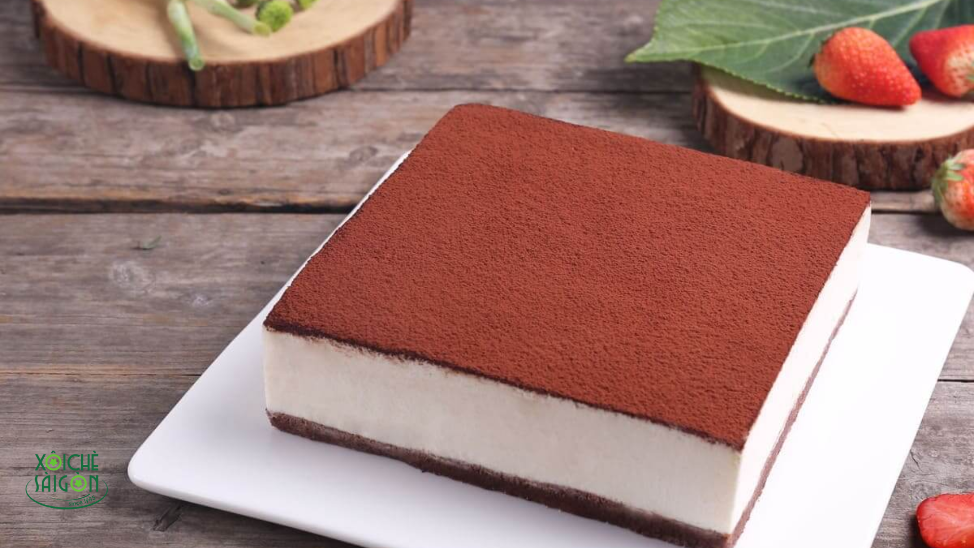 Bánh tiramisu có thể được dùng chung với dâu tây hoặc trái cây khác