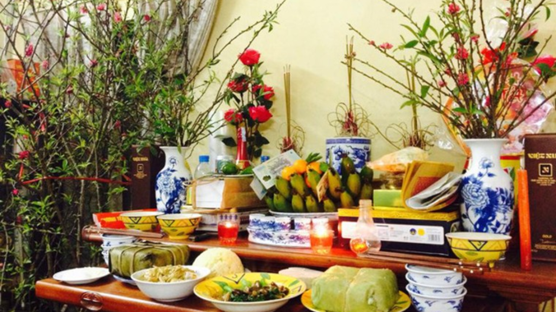 Lễ cúng giao thừa trong nhà cầu chúc bình an và hạnh phúc gia đình