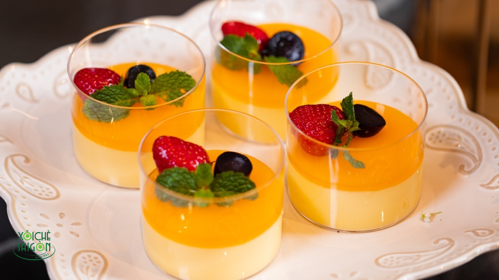Panna cotta béo ngậy ăn cùng trái cây vị chua nhẹ